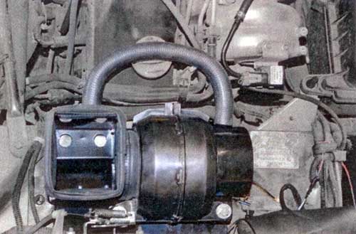 Установленный дополнительный мотор отопителя салона